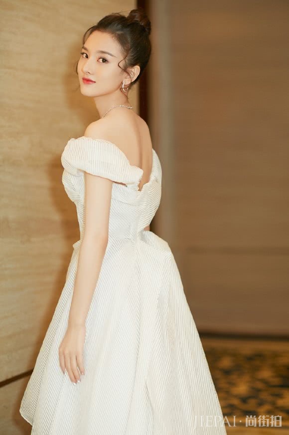 宋祖儿居然穿双“蚊香鞋”出门,意外显优雅!