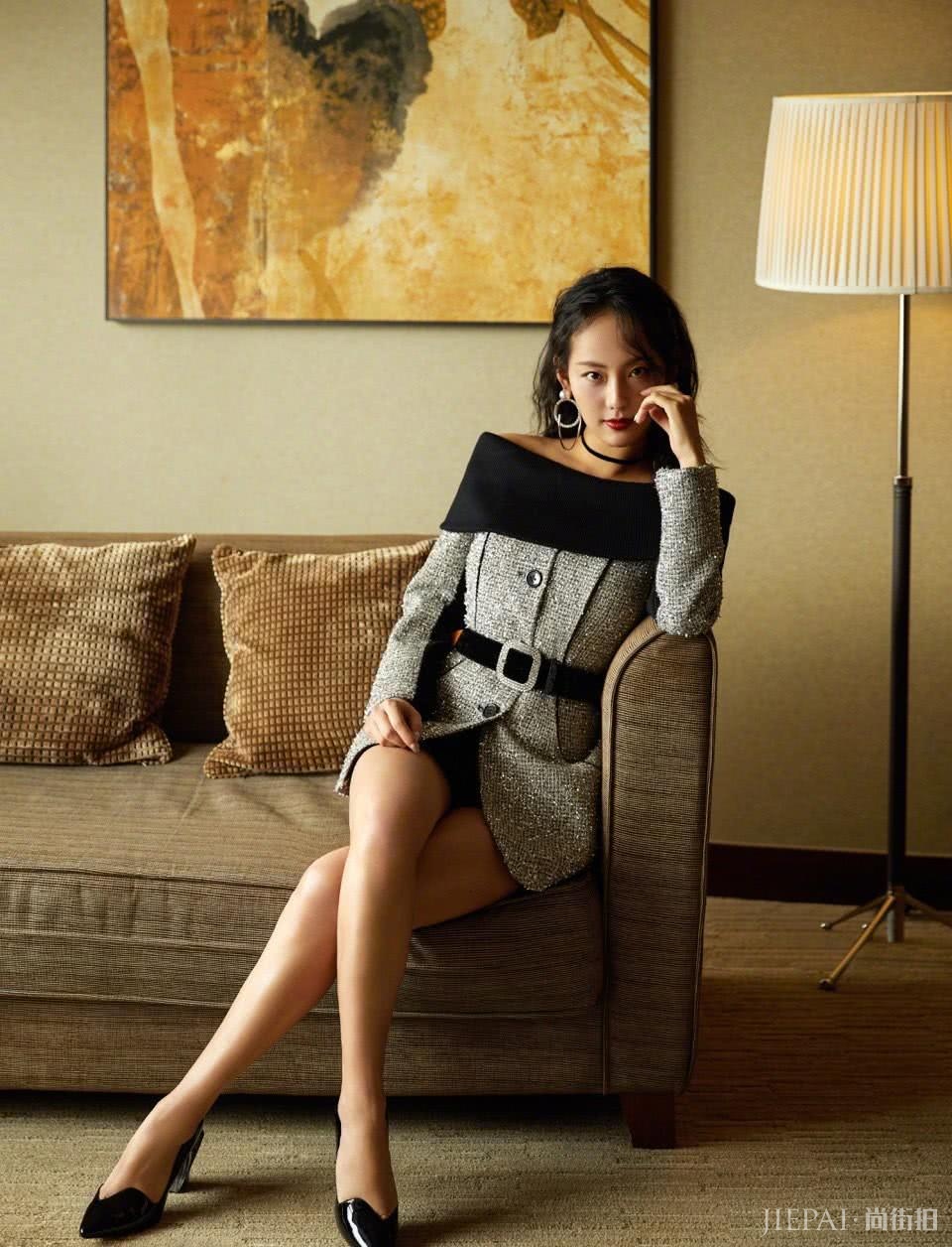 张嘉倪双排扣大衣配宽松休闲裤,同框老公秀恩爱,回头比心超甜蜜