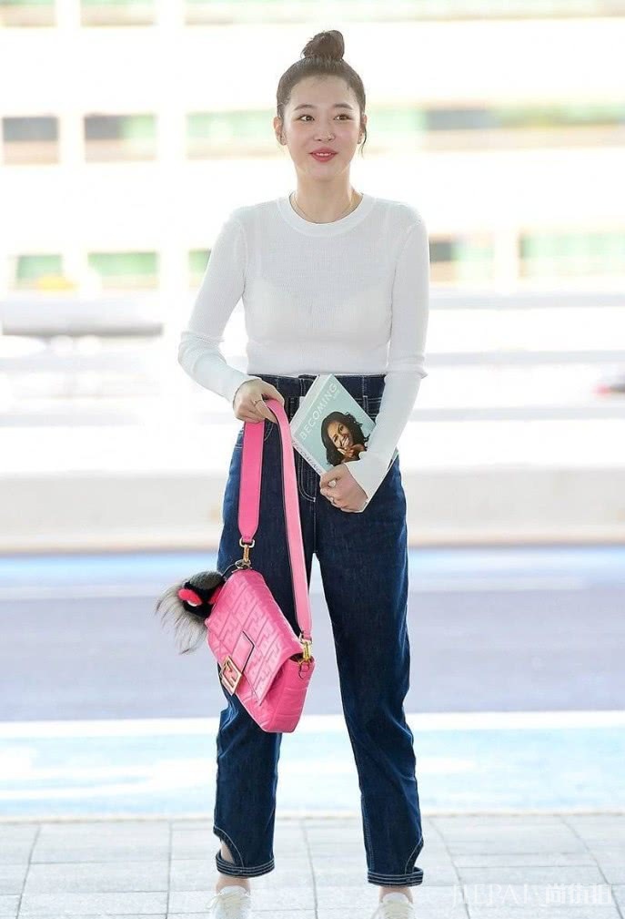 崔雪莉丸子头搭配粉色包甜美又可爱，“装”成小仙女