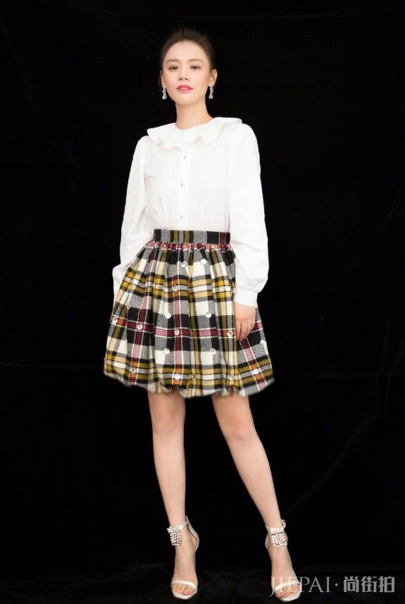 马思纯扎起头发,整个人都充满了青春的气息