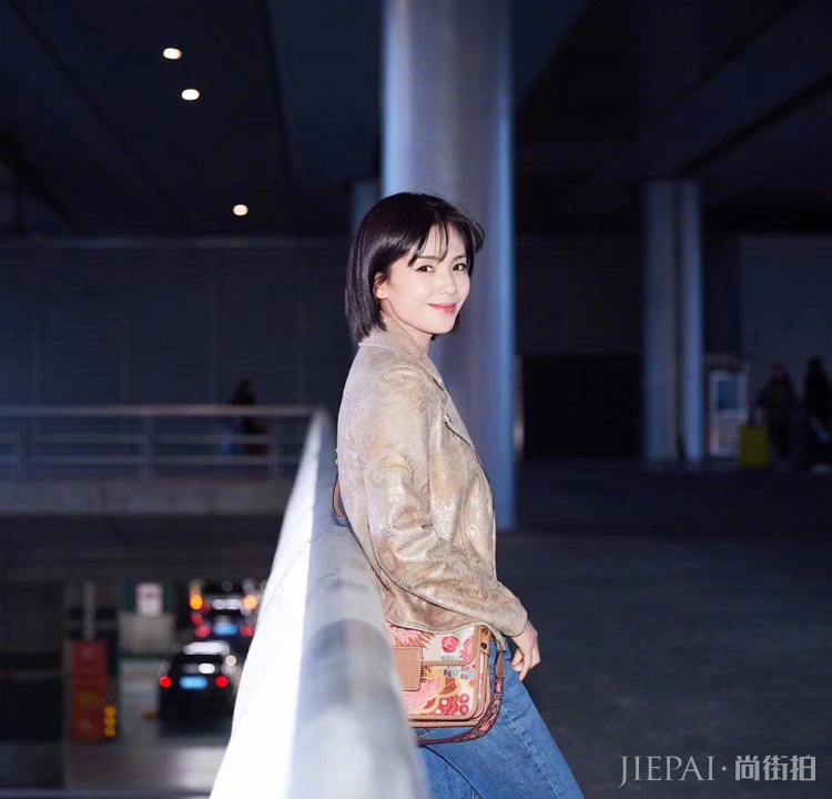 刘涛夹克配牛仔裤解锁新风格，更美了！