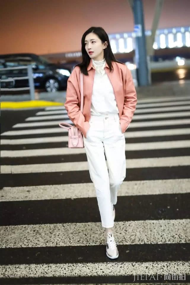 江疏影化身“粉红水蜜桃”，机场狂吃“辣条”，笑成表情包！