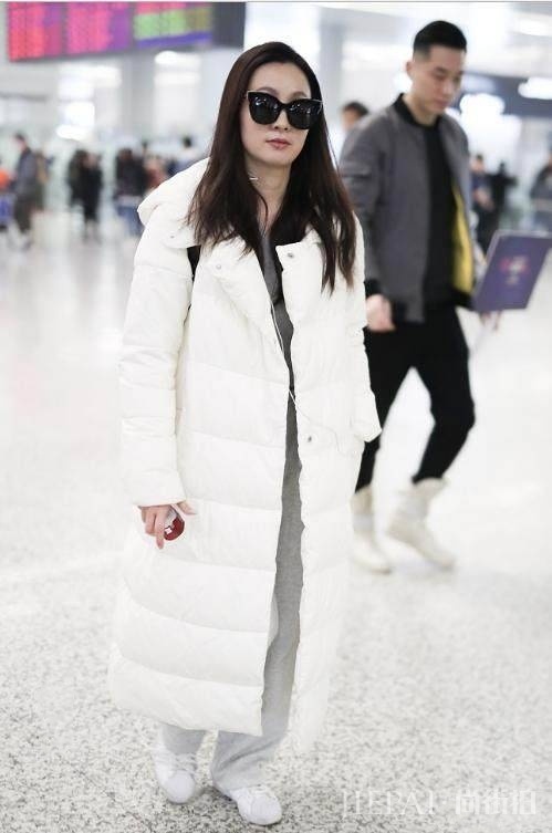 小陶虹羽绒服阔腿裤走机场,还记得当年饰演的“小龙女”吗