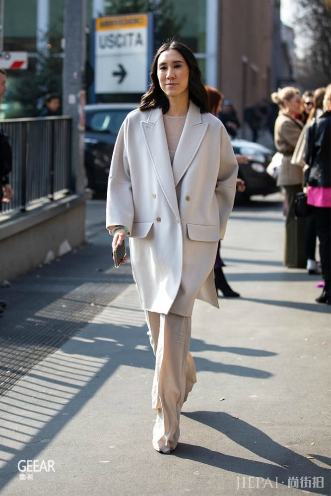 学米兰时装周潮人街拍，让你穿白色系衣服不单调