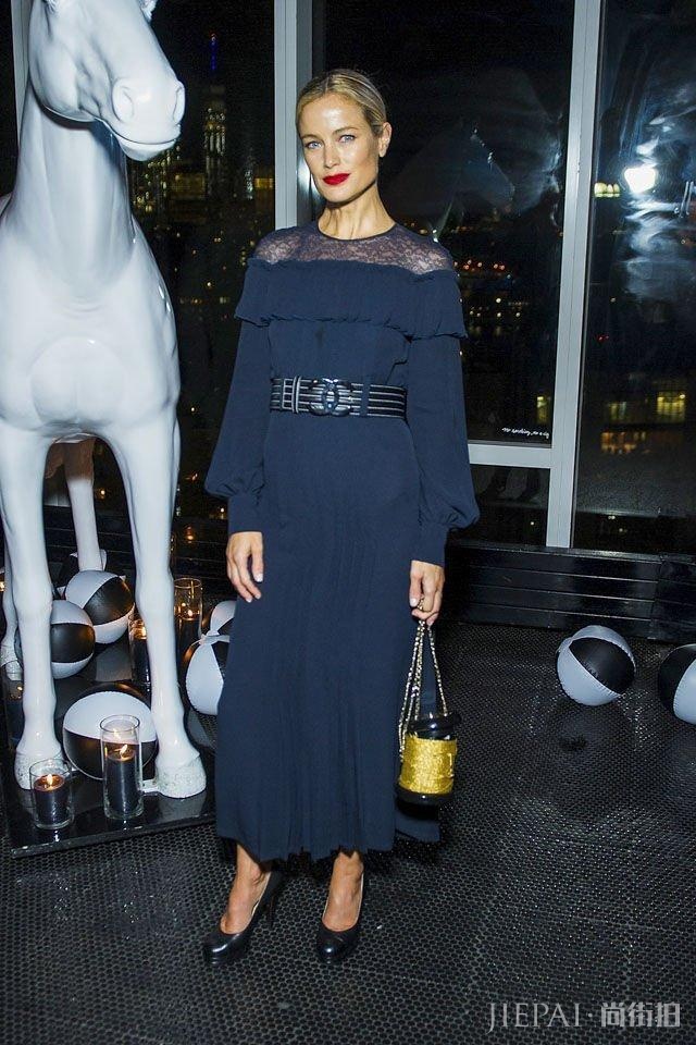 跟超模卡洛琳莫菲学知性有品味穿搭