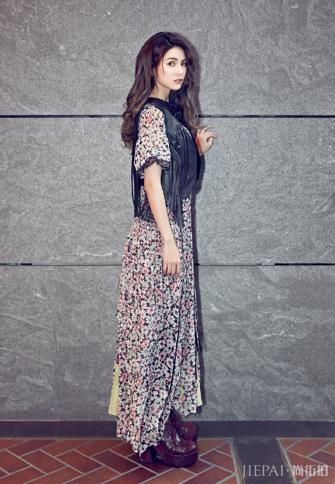 昆凌穿印花长裙纽约看秀,鞋子看起来跟她一个体重