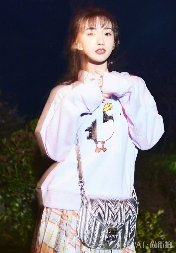 毛晓彤新时尚杂志造型曝光美到认不出！