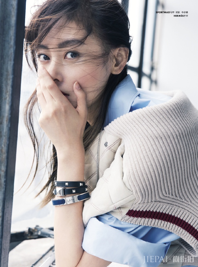 张天爱白色工装套装也很有感觉，逆天了