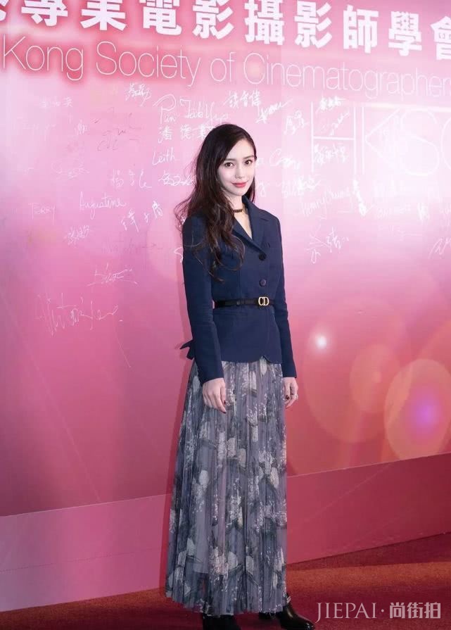 Angelababy一抹芭比粉轻轻松松hold住了西装配长裙，有颜真好