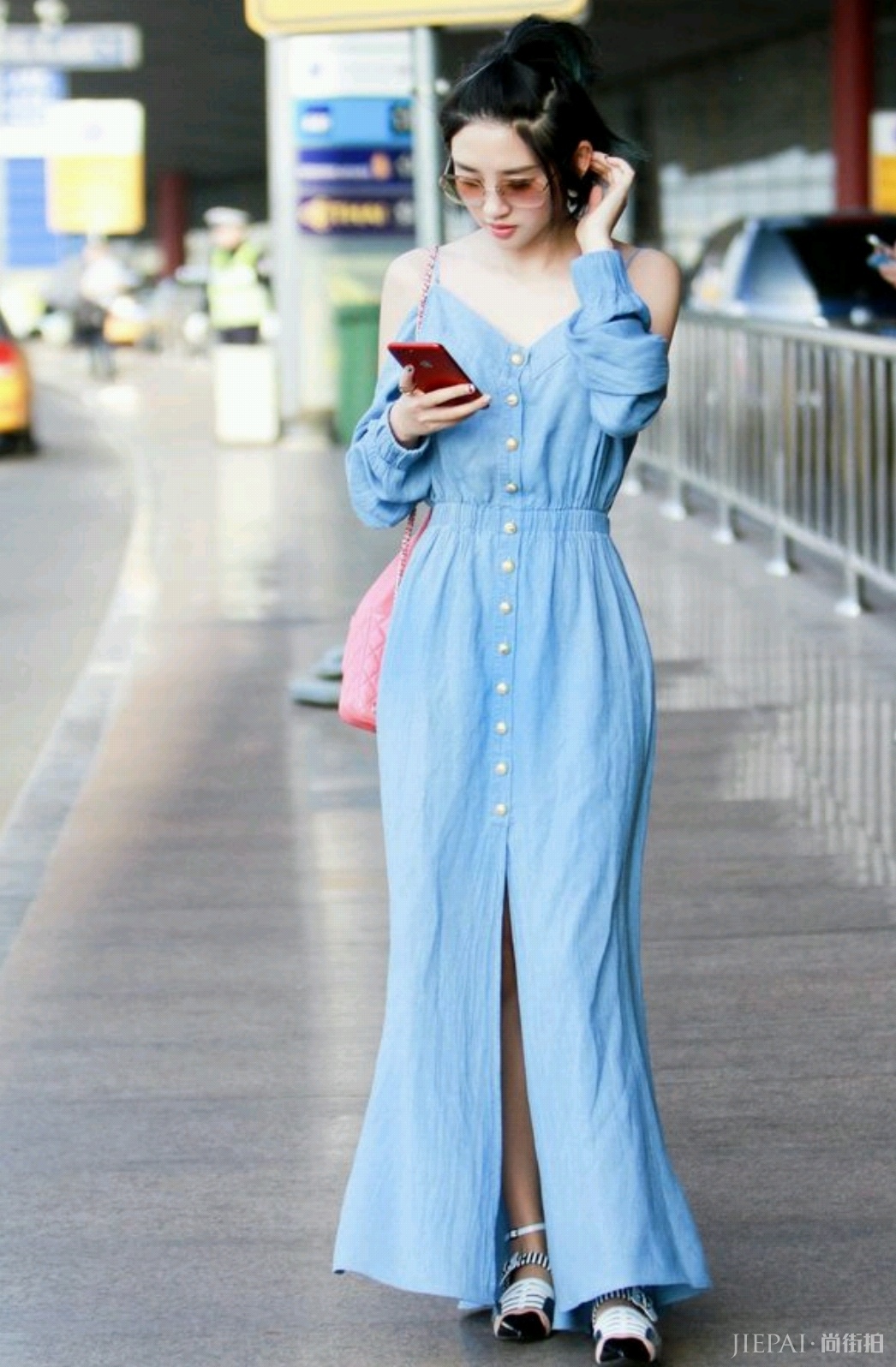 唐艺昕高调现身机场，穿白外套配百褶裙，太惊艳了！