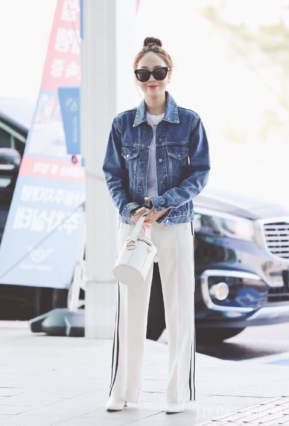 郑秀妍提着一个水桶出门？