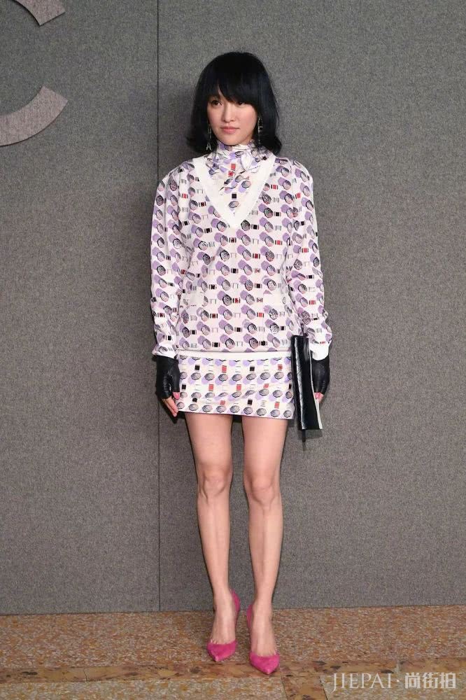 周迅一身香奈儿好品味，印花裙搭高跟把服装搭配玩得团团转