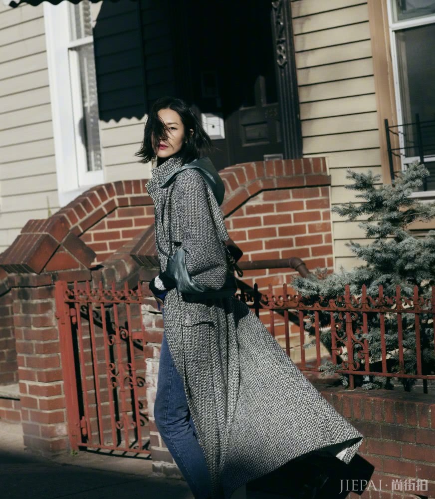 看刘雯穿长款大衣,成熟优雅也可以文艺清新