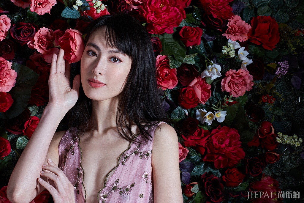 梁洛施启程伦敦时装周，素颜也是气质挡不住！