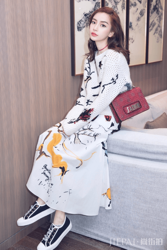 杨颖穿搭洋气大方，非常有女神气质