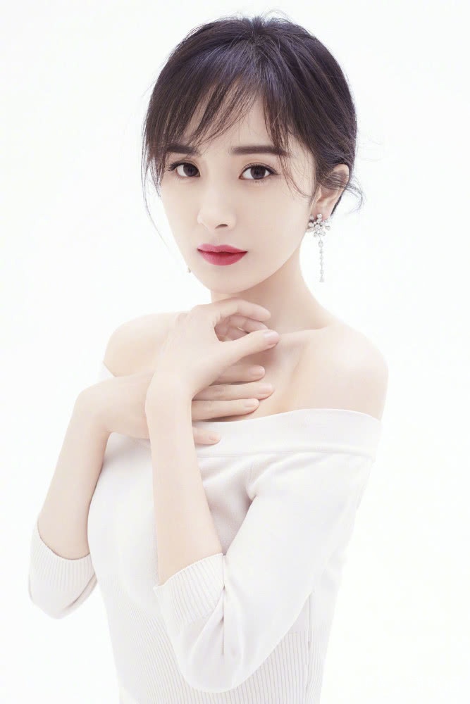 杨幂新造型用卷发搭配西服和半身裙，减龄