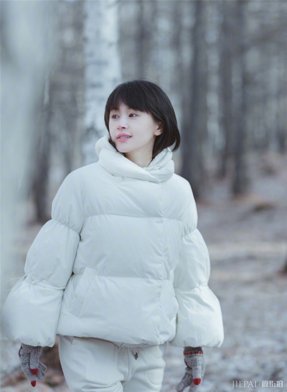 秦岚一身白加黑雪地里凹造型,少女感抢镜