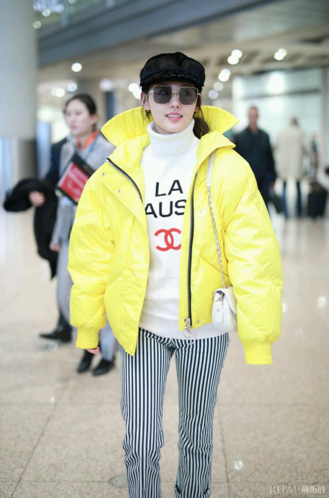 张嘉倪穿撞色卫衣走机场,气场全开!