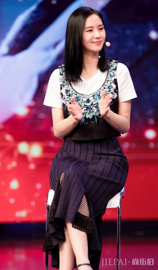 刘诗诗在裙摆加了小惊喜，瞬间变时髦！