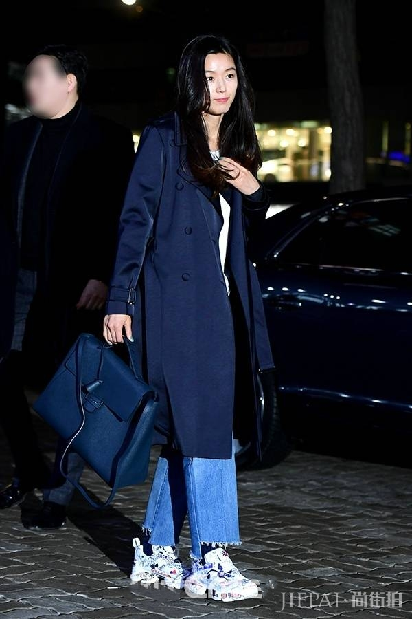 全智贤风衣短裙出席活动气场开挂