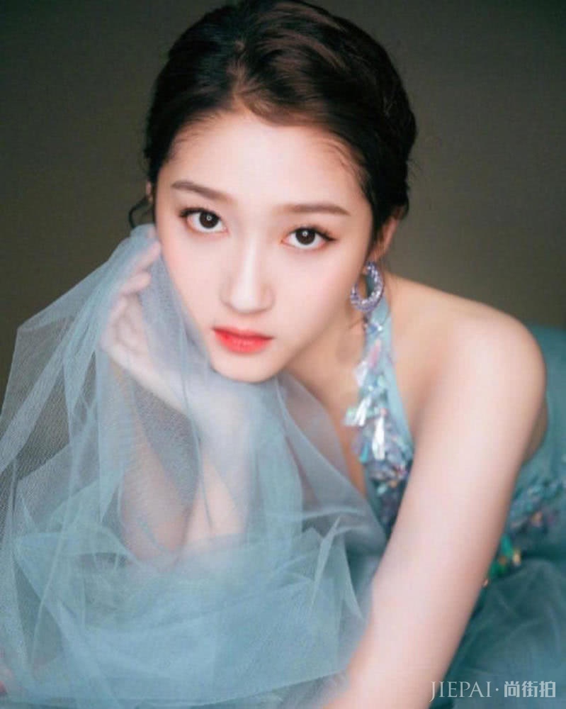 关晓彤穿搭天蓝色吊带露背裙仙气十足，越看越美了