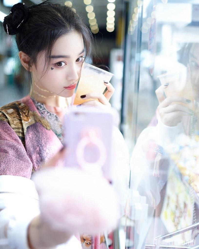 张馨予紫色T恤+百褶裙很少女，这次街拍有点皮！