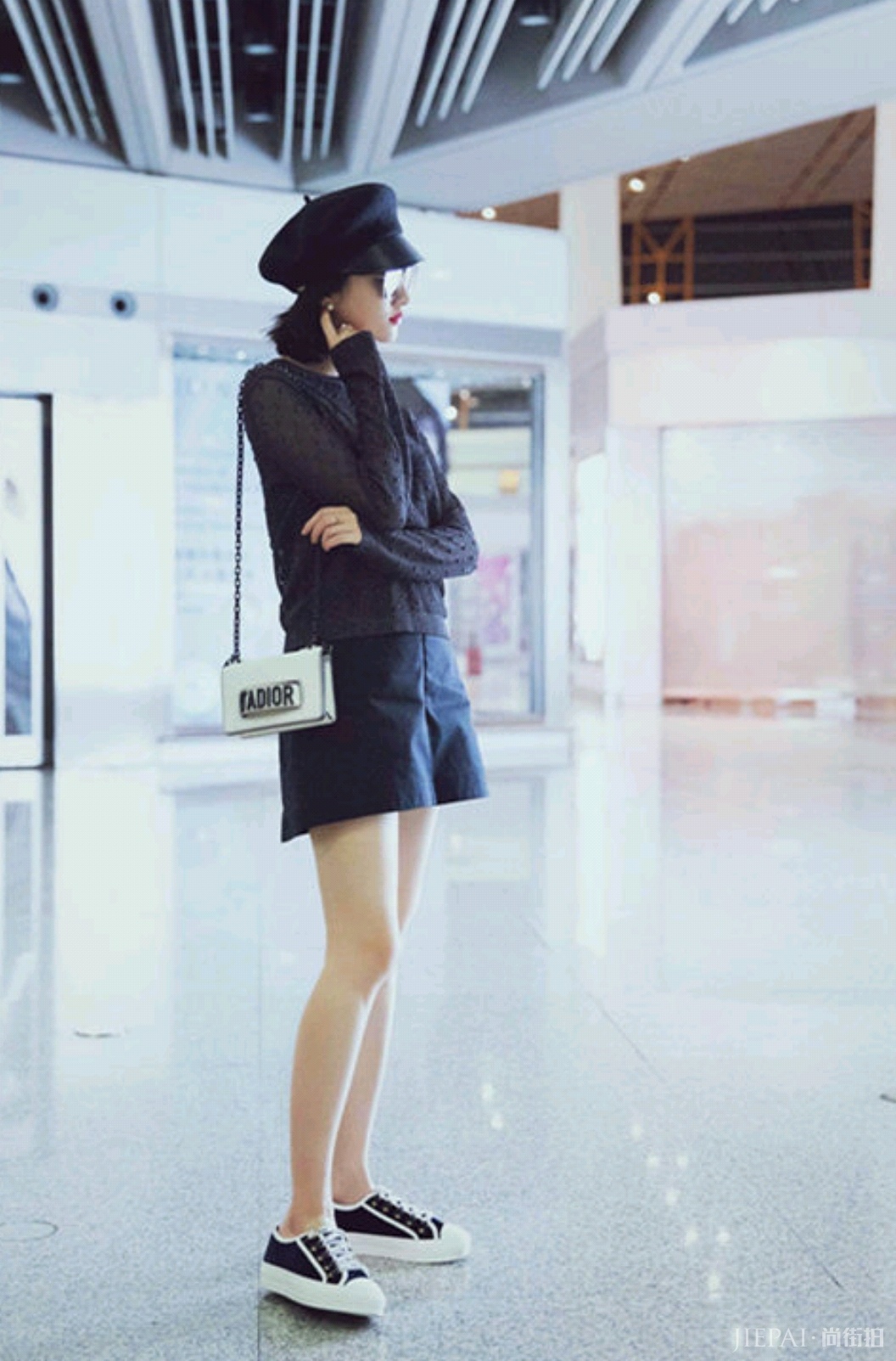 景甜穿毛衣配紧身裤亮相!优雅知性“倾国倾城”