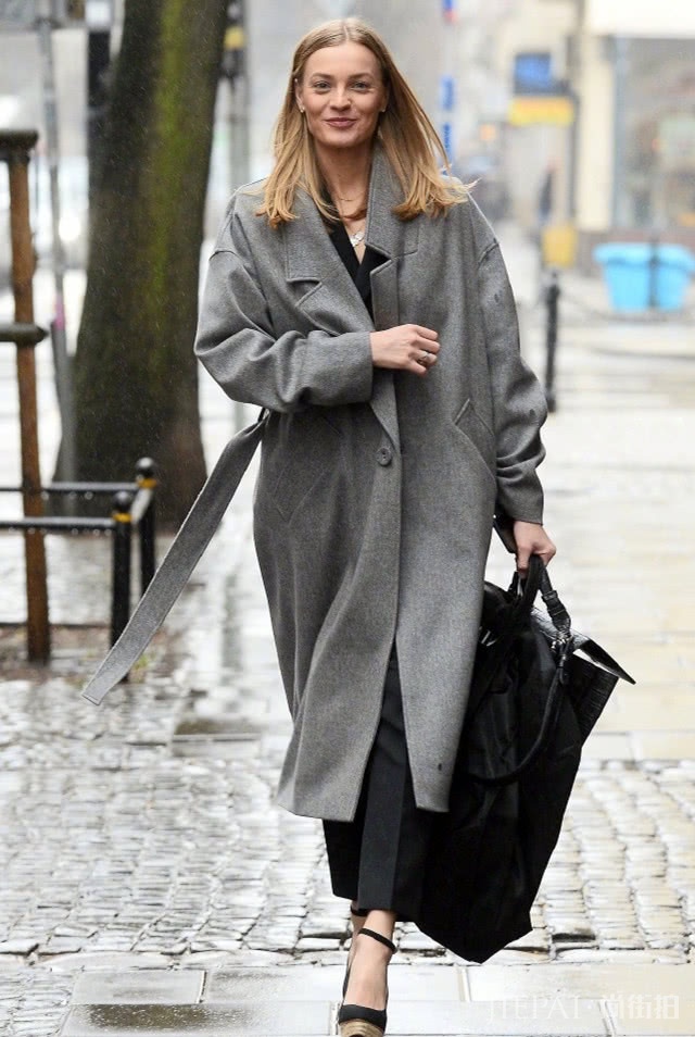 灰色大衣自带高级感的东方美,谁穿谁美