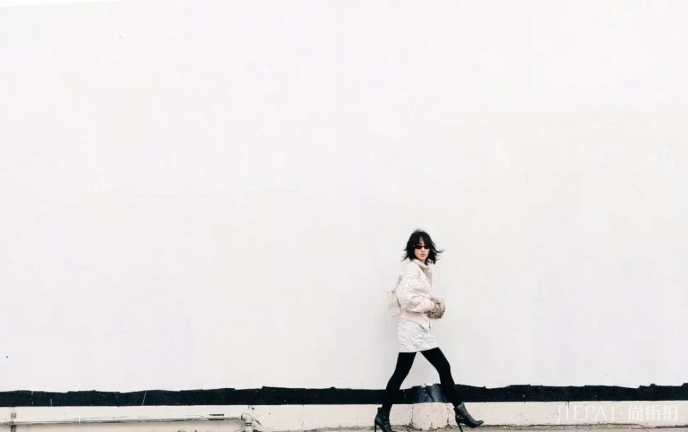 周迅一身香奈儿好品味，印花裙搭高跟把服装搭配玩得团团转