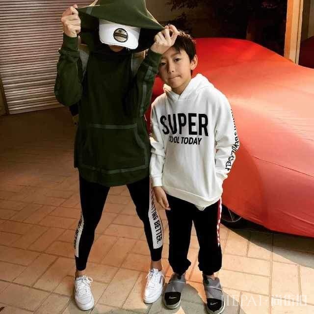 张柏芝爬山归来晒亲子照，与儿子坐在后备箱中