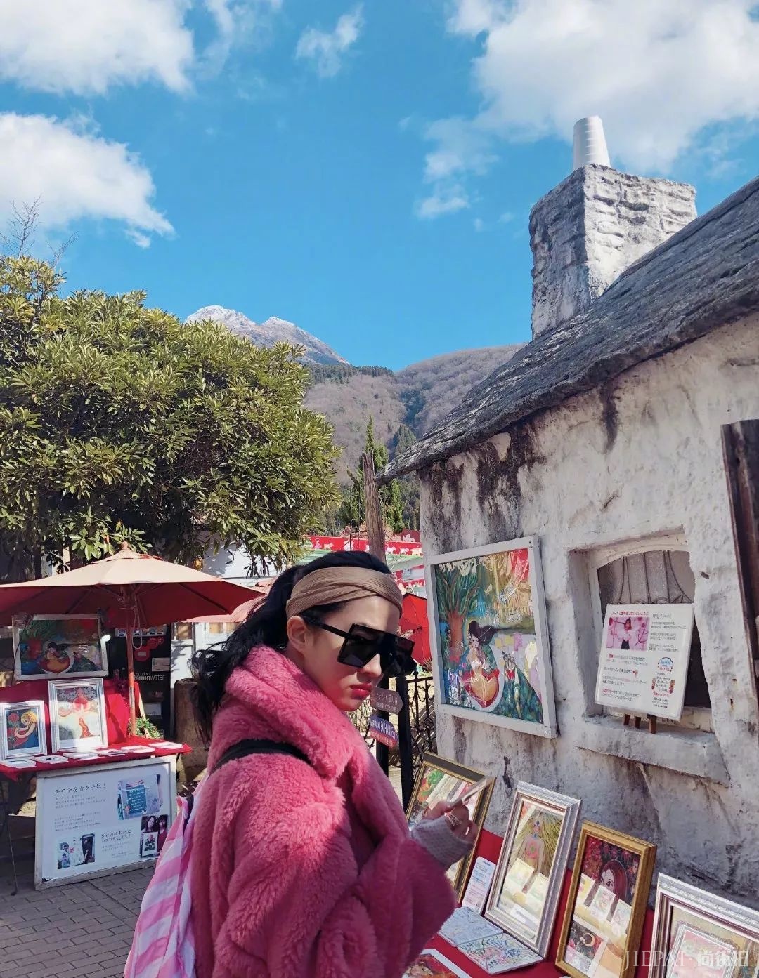 刘亦菲一身大牌现身机场，素颜真的是有颜任性