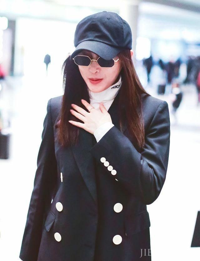 张天爱行程耽搁摔倒哭泣