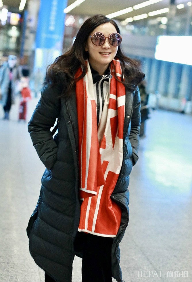 小陶虹羽绒服阔腿裤走机场,还记得当年饰演的“小龙女”吗