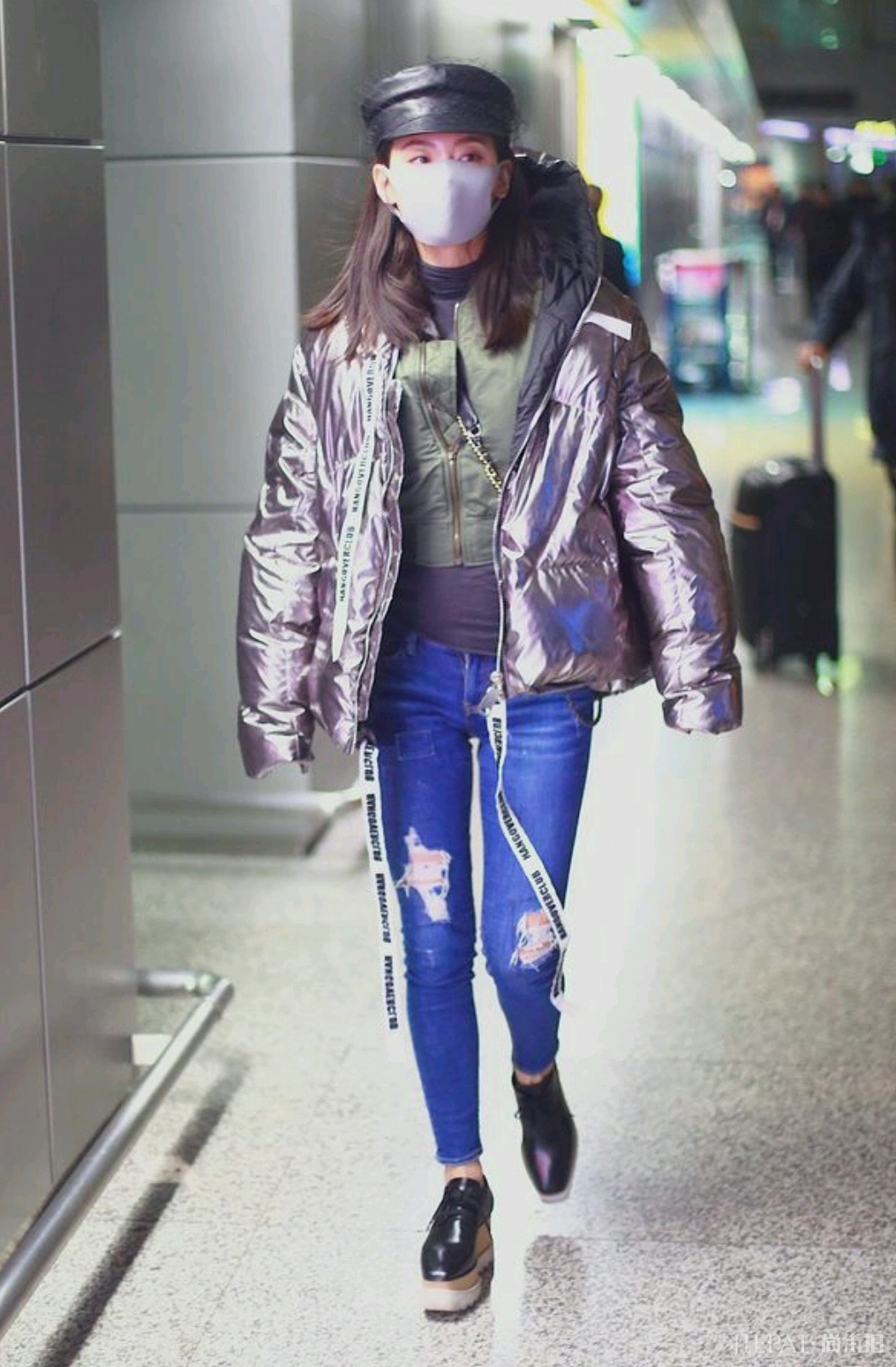 张嘉倪穿撞色卫衣走机场,气场全开!