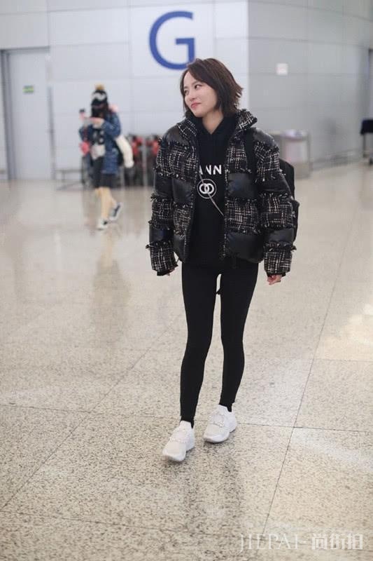 张嘉倪穿面包服配黑裤,遮肉又显瘦!