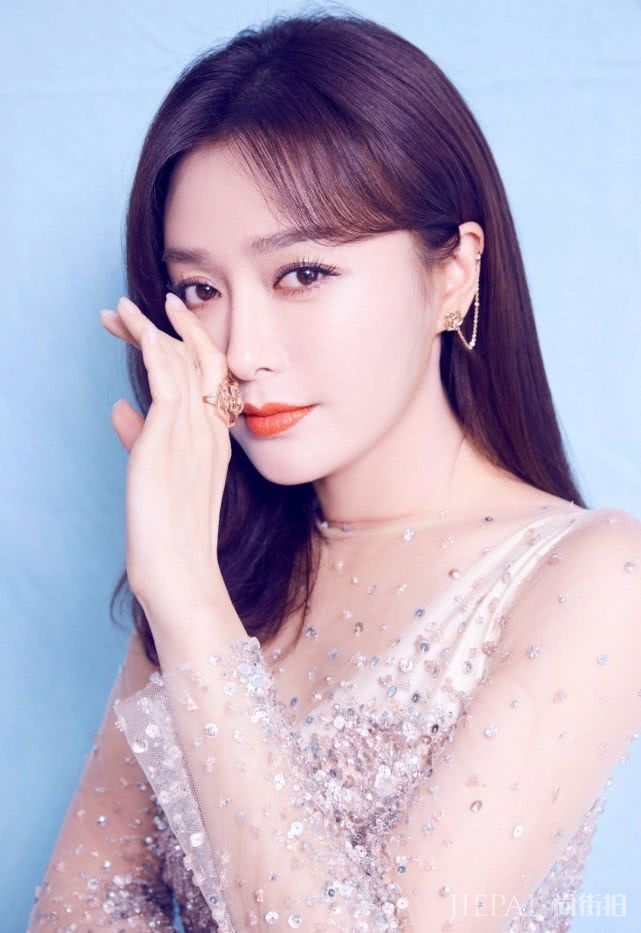 秦岚一身“钻石裙”实力抢镜!