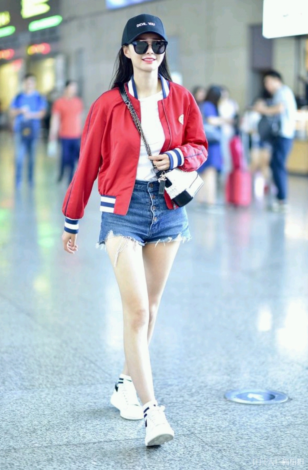 沈梦辰穿皮衣配格纹裙，意外减龄又时髦！