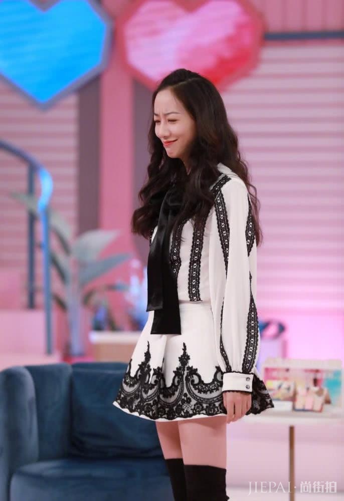 韩雪身穿蓝色宽松连衣裙，戴墨镜美的太有气质了！