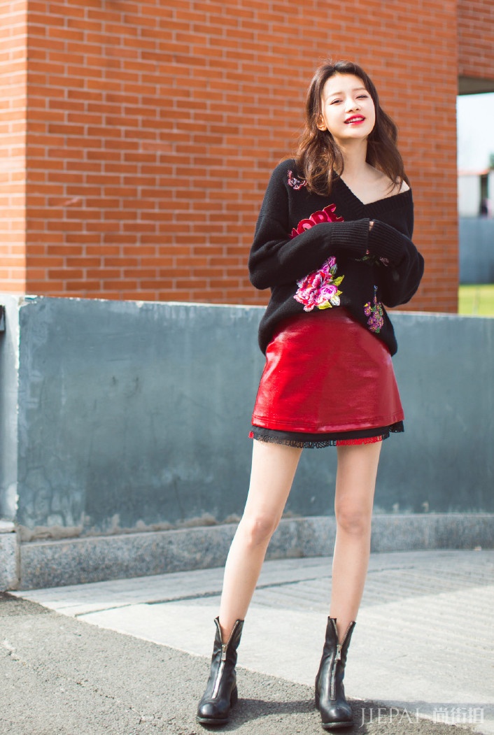 能衬托出天鹅颈的V领衫来了 性感还能显瘦