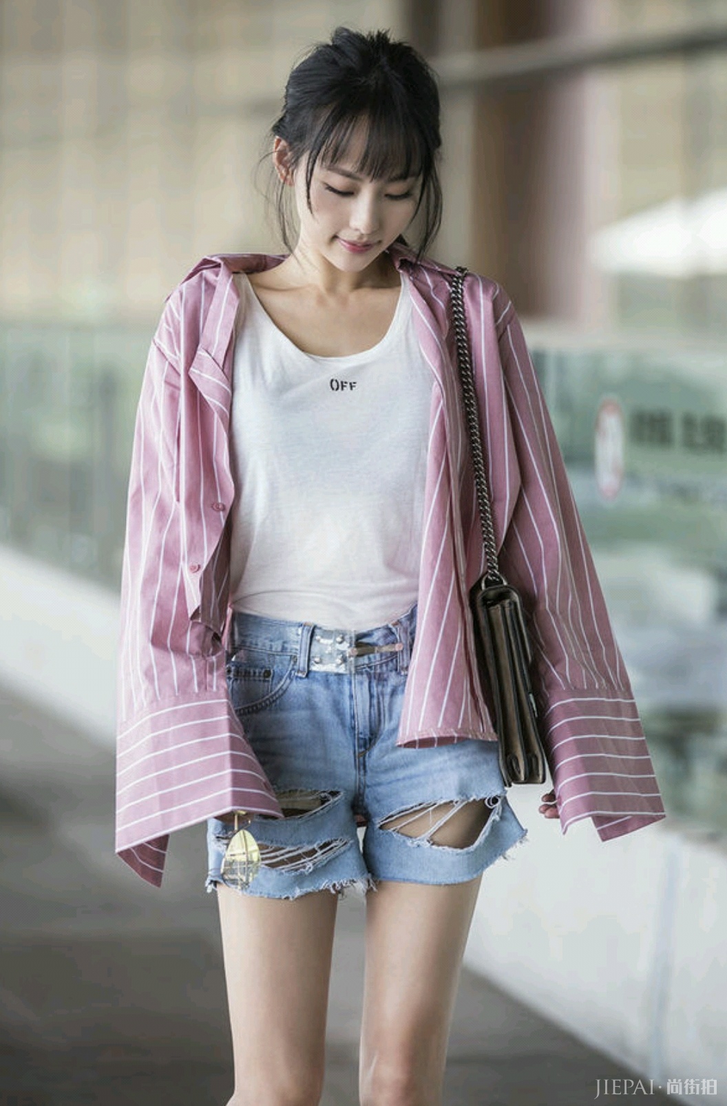 张嘉倪穿撞色卫衣走机场,气场全开!