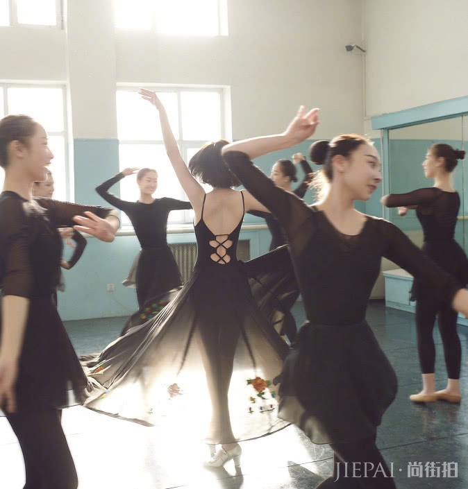 佟丽娅变黑孔雀单靠背影就让人移不开目光