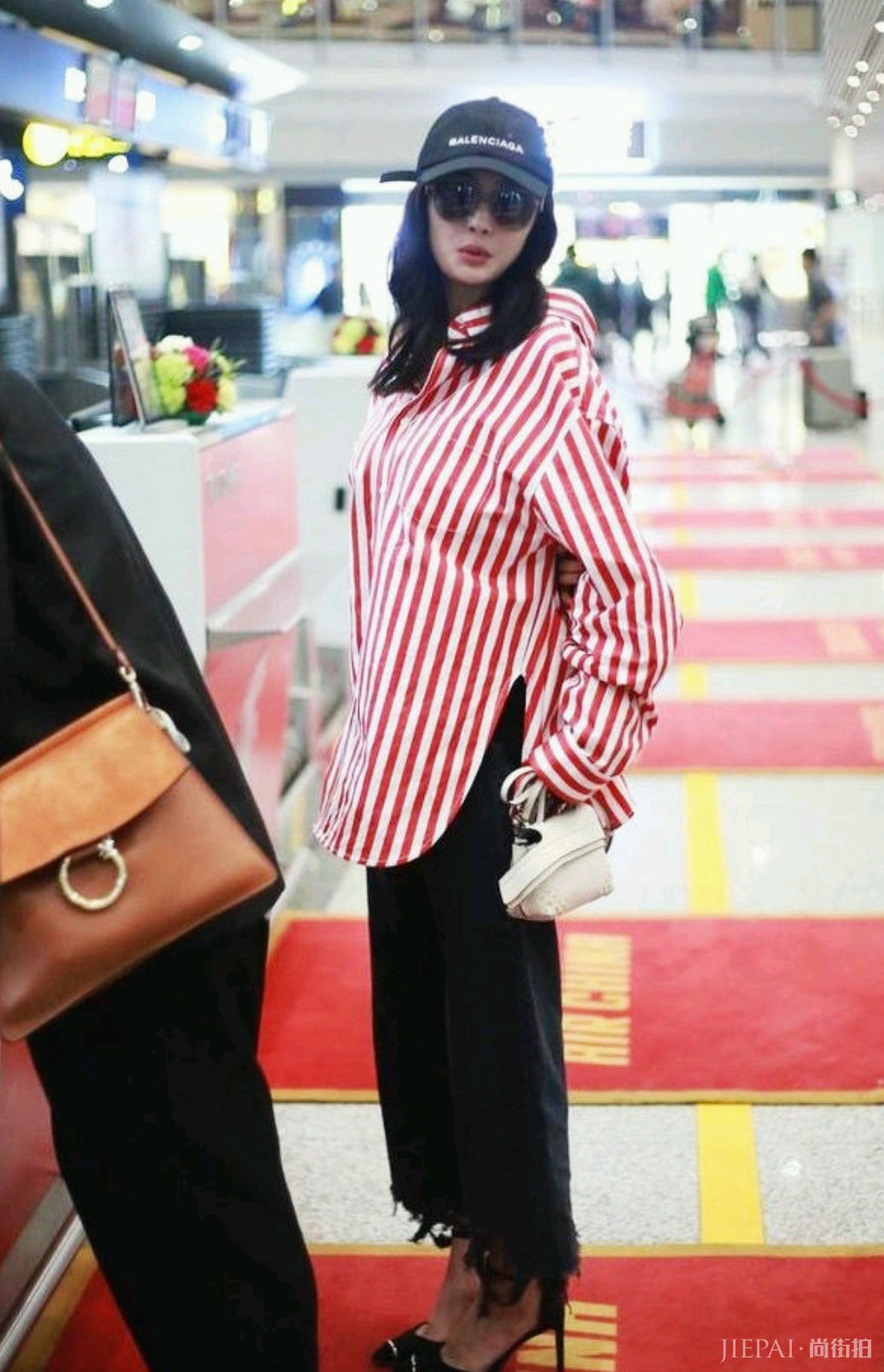 杨幂穿牛仔造型潇洒帅气，越来越时髦