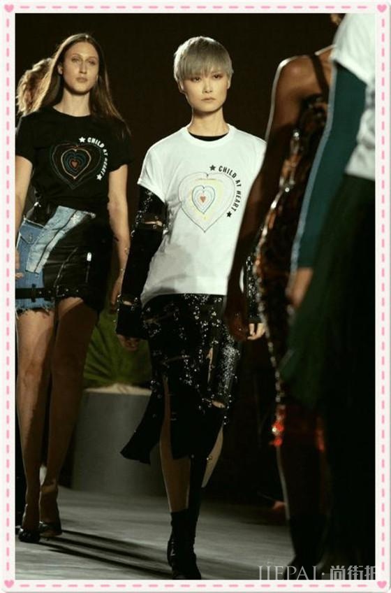 李宇春红裙配白靴妖娆妩媚!