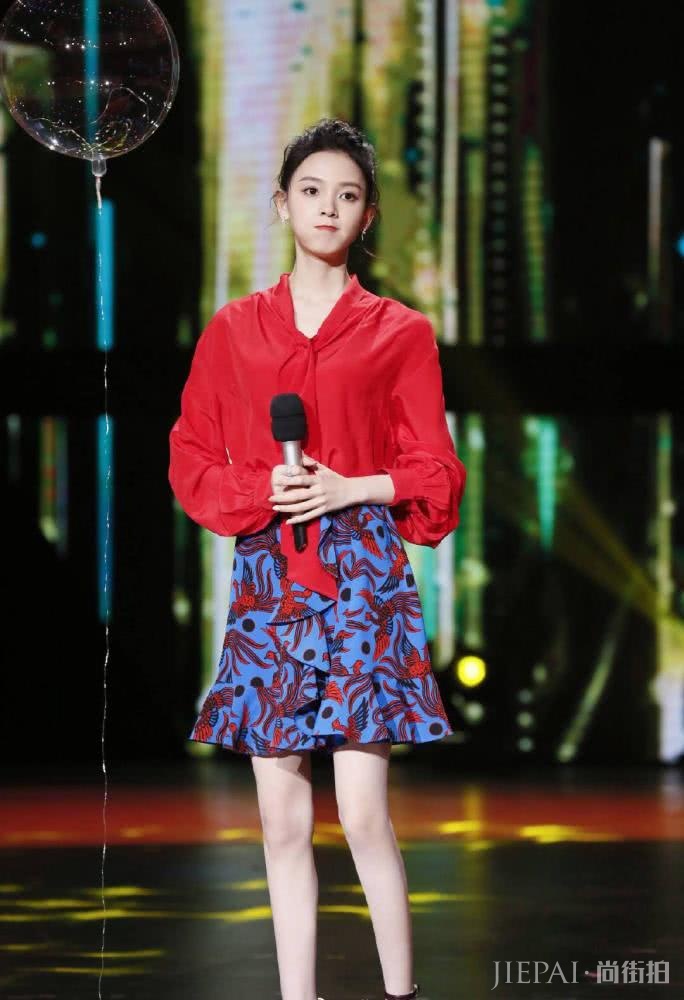 陈瑶一身红衣出席活动,美成全场焦点