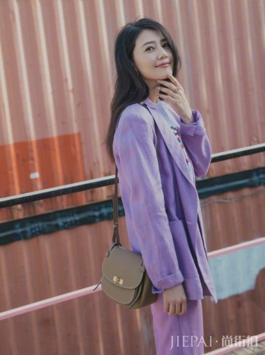 高圆圆原来这么调皮,将眼镜弄成了耳环?