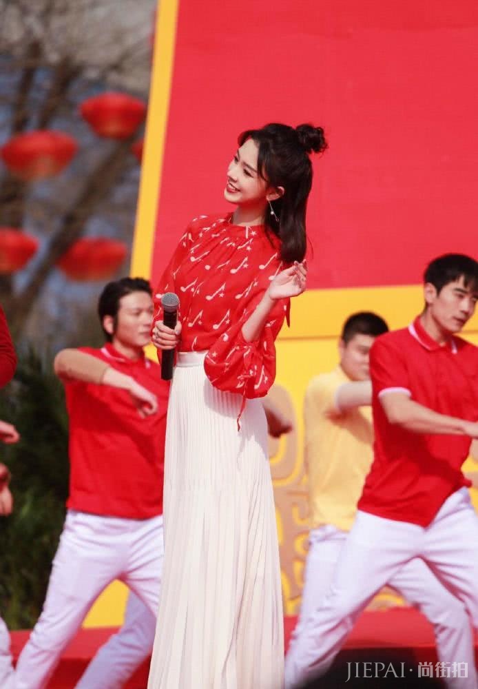 陈瑶一身红衣出席活动,美成全场焦点