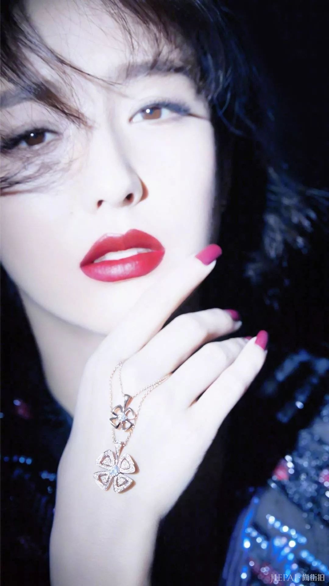 佟丽娅深v红唇太撩人,意外获封“冰美人”!