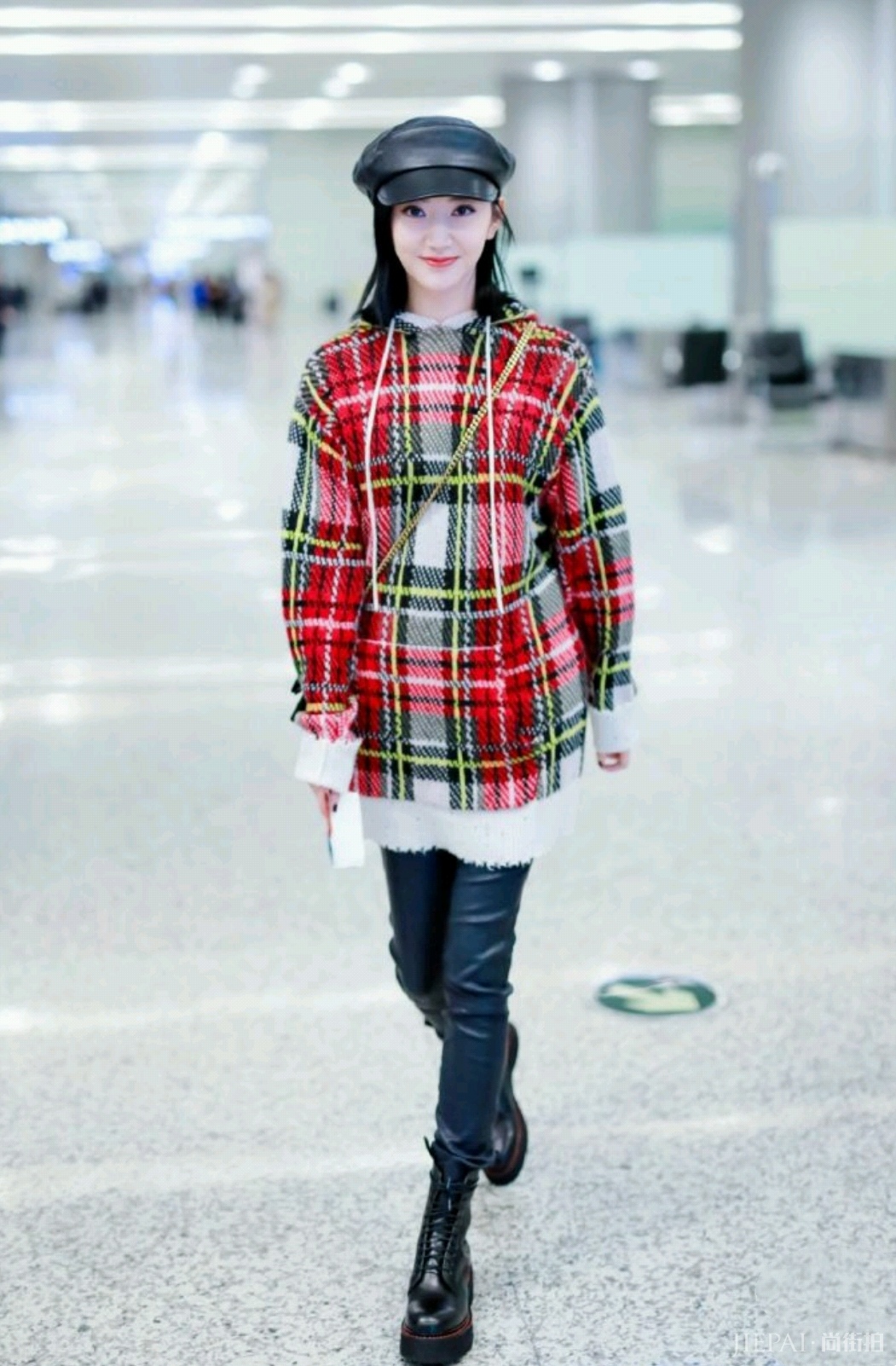 景甜穿毛衣配紧身裤亮相!优雅知性“倾国倾城”