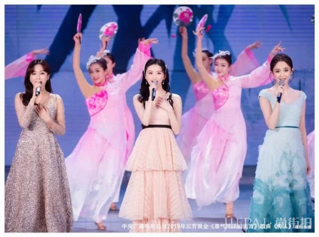 秦岚一身“钻石裙”实力抢镜!