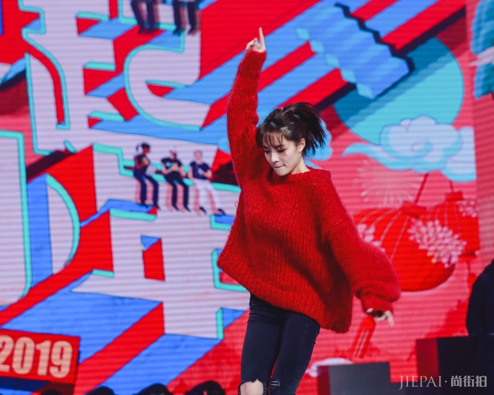 朴彩英穿红色毛衣,美丽动人如少女,学她这样穿吧!
